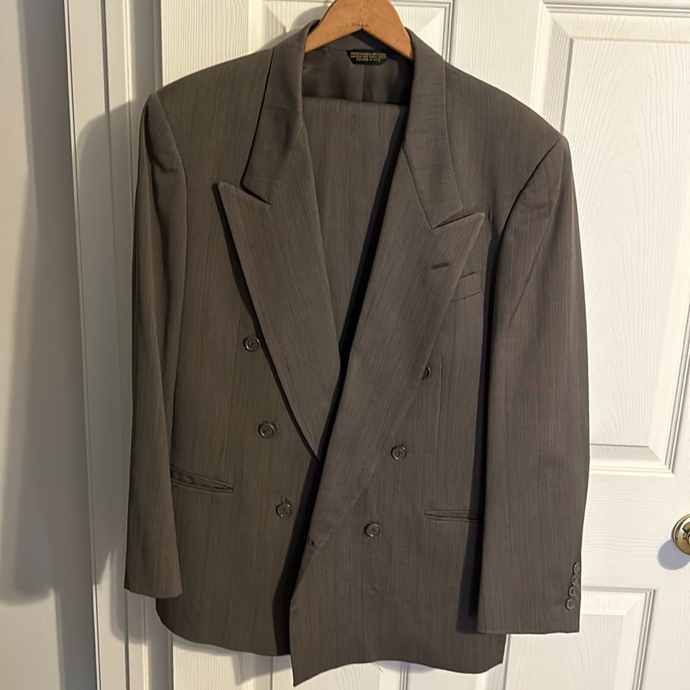 2 piece men’s suit. Jacket size 42 regular, pants 34x32